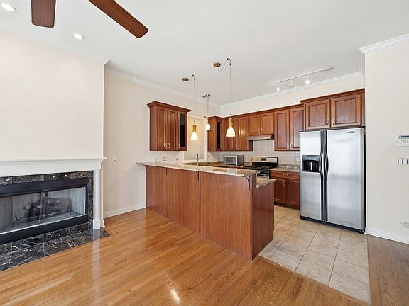 3rd image of 938 N Washtenaw Ave #1