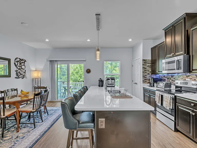 589 Westport St — Photo 40