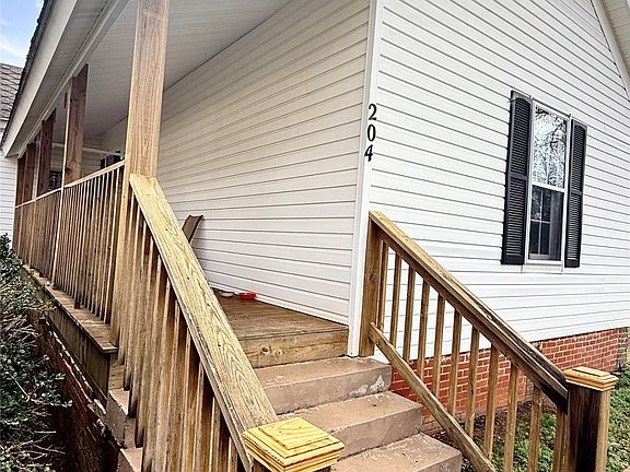3rd image of 204 Ashurst Ave