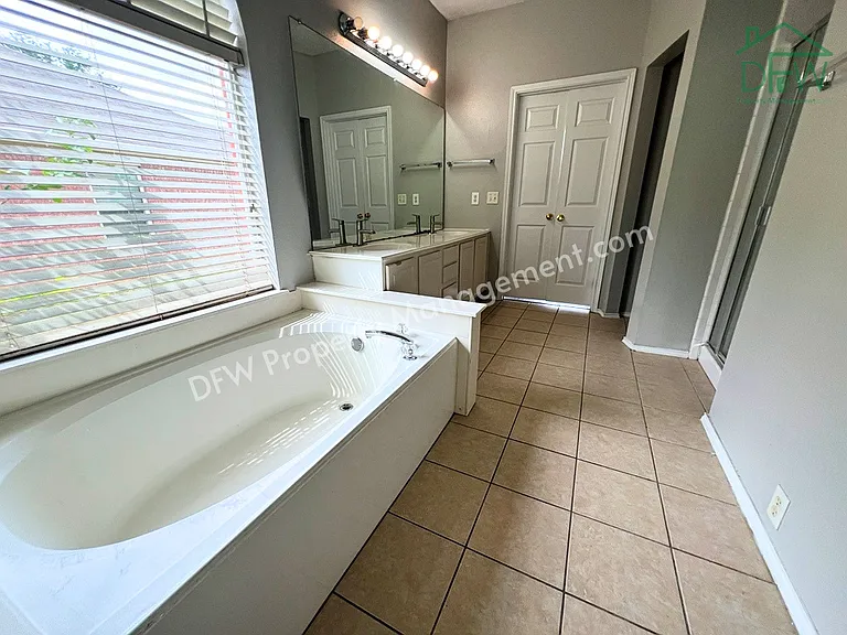 2805 Crater Lake Ln — Photo 10