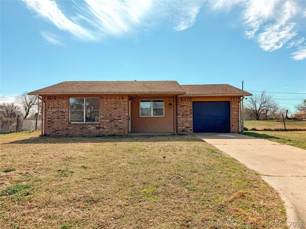 422 E 24th St, Okmulgee, OK 74447