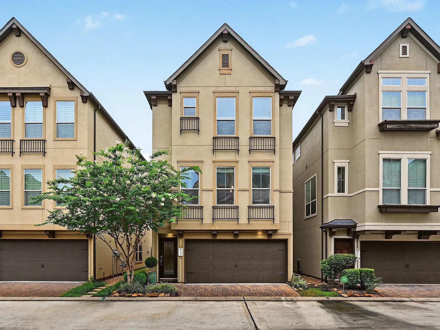 3 bed, 3.0 bath, 2469 sqft, $3,500 — Photo 1