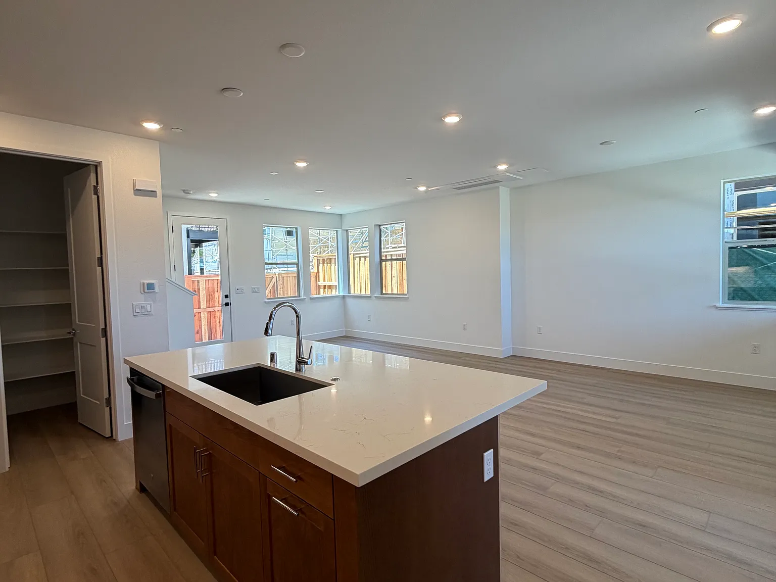 3 bed, 2.5 bath, 1993 sqft, $4,950 — Photo 3