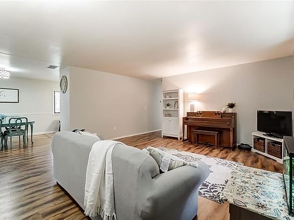 4th image of 179 Woodcroft Trl