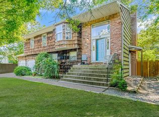 10 Eason Dr, Ridge, NY 11961