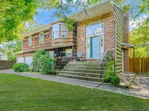 10 Eason Drive, Ridge, NY 11961