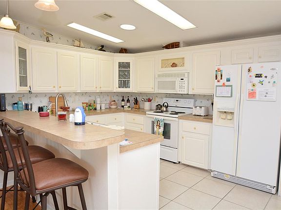 5th image of 817 S Green Cir