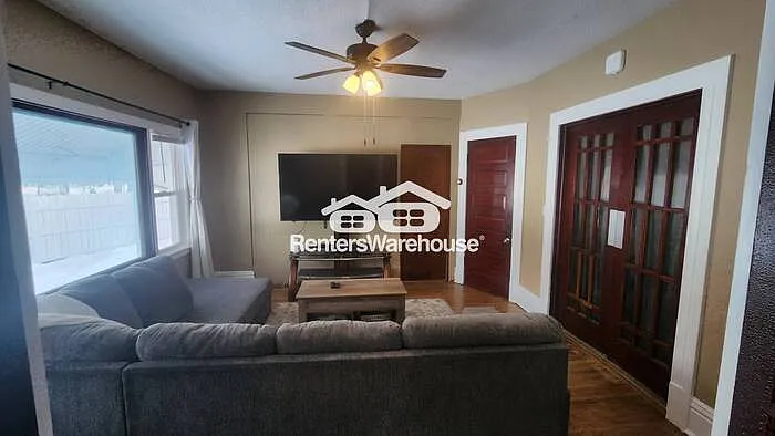 912 4th St NE — Photo 5
