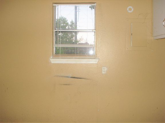 3rd image of 1225 NE 33rd St
