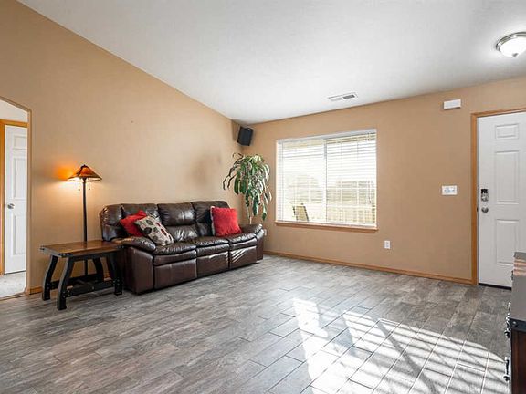 4th image of 4139 Prairie Ln