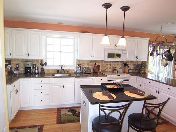 Ktchen w Center Island