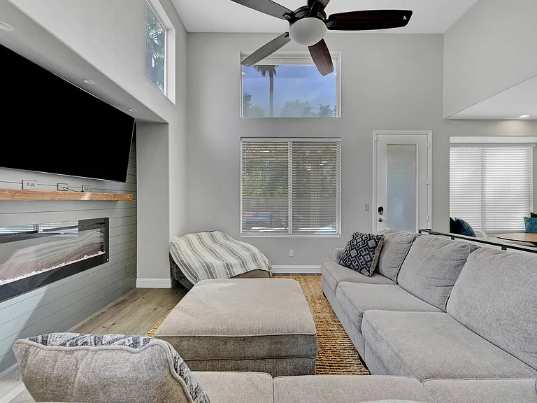 2239 Le Conte Ave — Photo 10