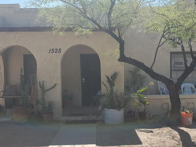 1528 E 8th St — Photo 2