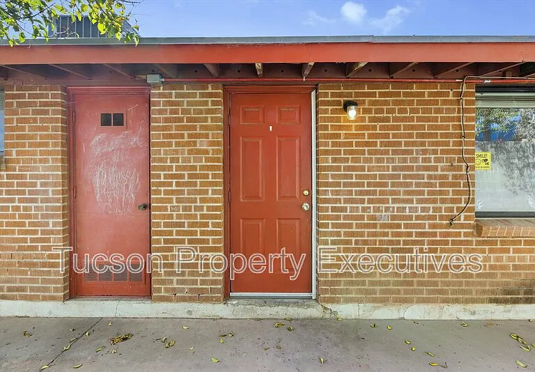 1662 N Beverly Ave — Photo 23