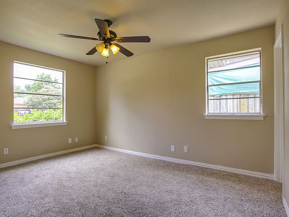 4th image of 2642 Globe Ave
