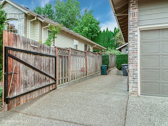 4th image of 2704 NE Lindsey Dr