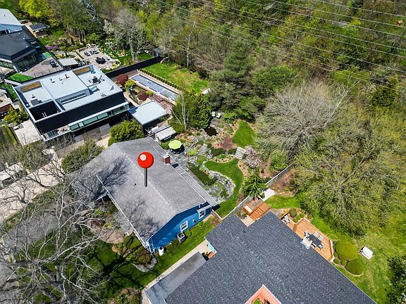 2nd image of 1731 Dunvegan Dr