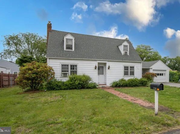 2230 Edgely Rd, Levittown, PA 19057