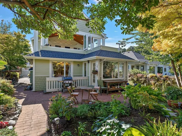 485 Head St, Esquimalt, BC V9A 5S1