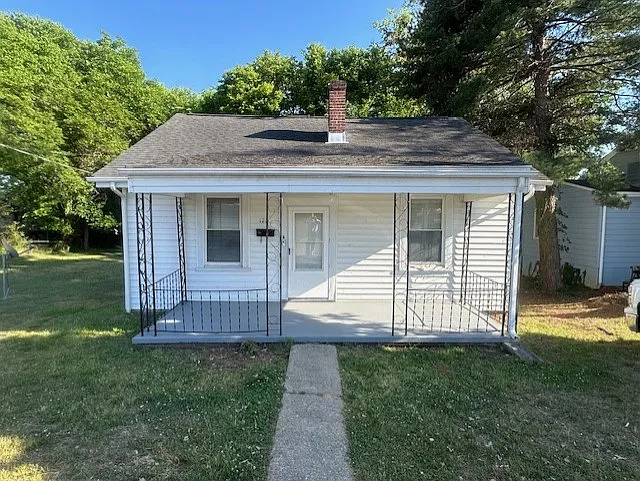 121 Hamlin Ave