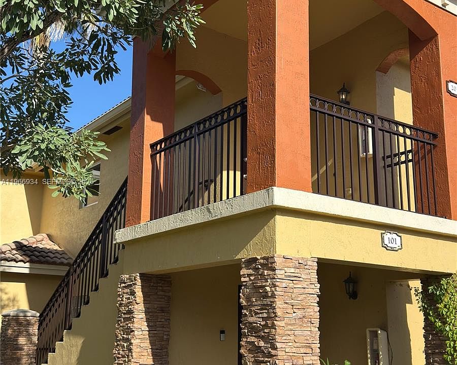 1st image of 930 NE 34th Ave Unit 201