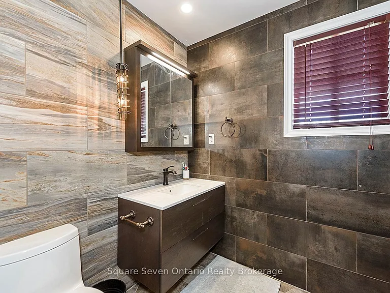 635 Commonwealth Cres — Photo 27