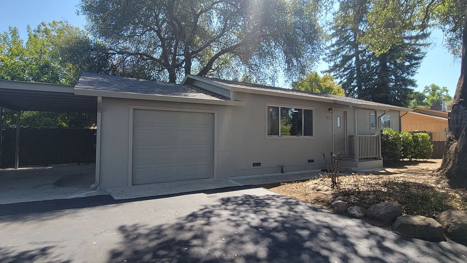 Great 2 Bedroom 1 Bath House Central East Location — Photo 1