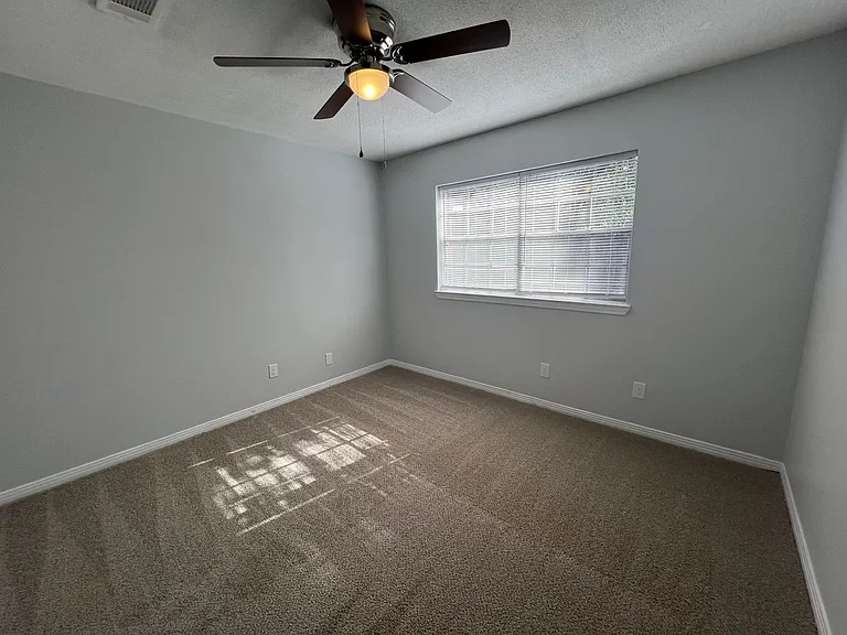 405 Schubert Dr #C — Photo 11
