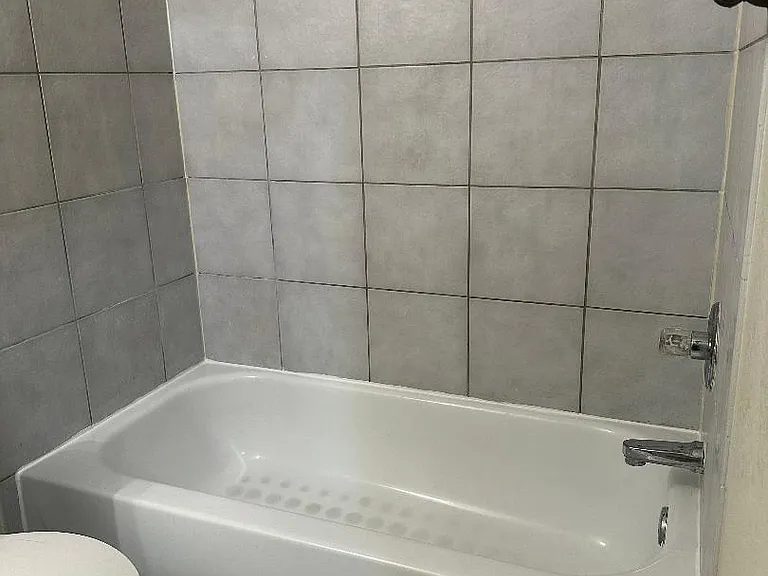 HALL BATH TUB