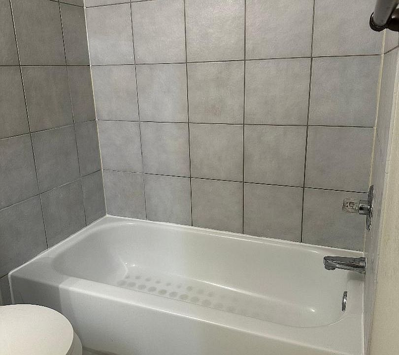 HALL BATH TUB