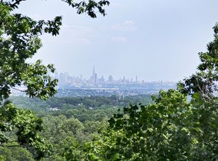 28 Mountainside Park Ter, Montclair, NJ 07043