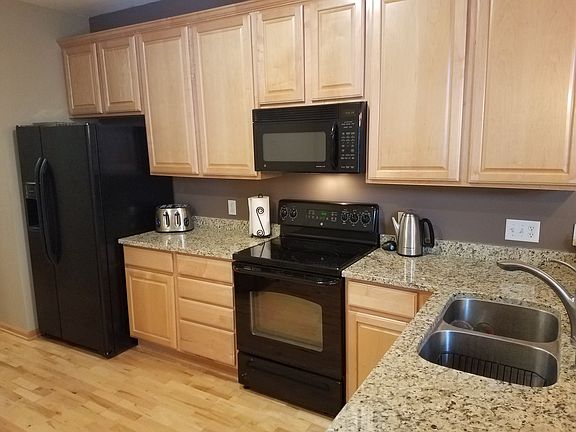 Maple cabinets with granite 