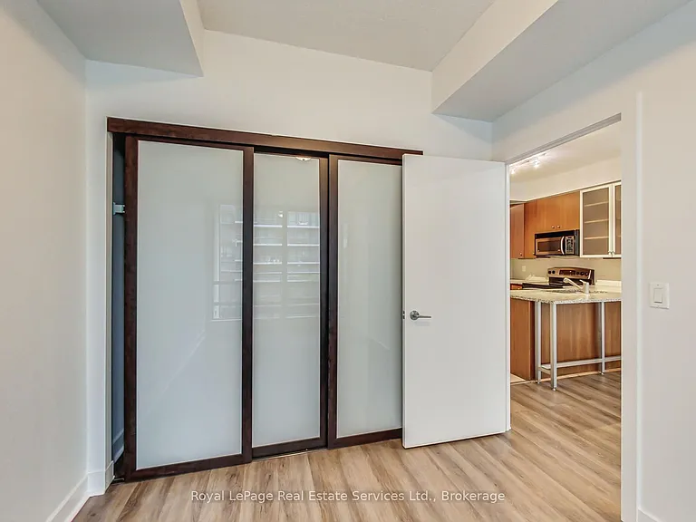 438 King St W #402 — Photo 14