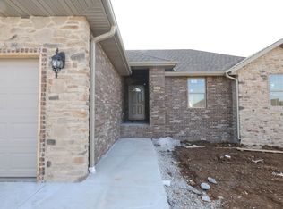 689 N Maplewood Hills Rd, Nixa, MO 65714