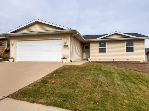 7729 S Westbrook Dr, Dubuque, IA 52002