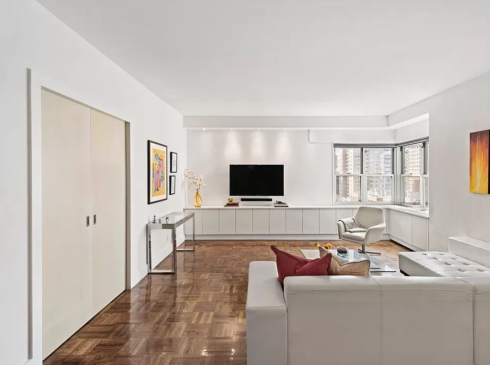 1st image of 20 E 9th St #12E