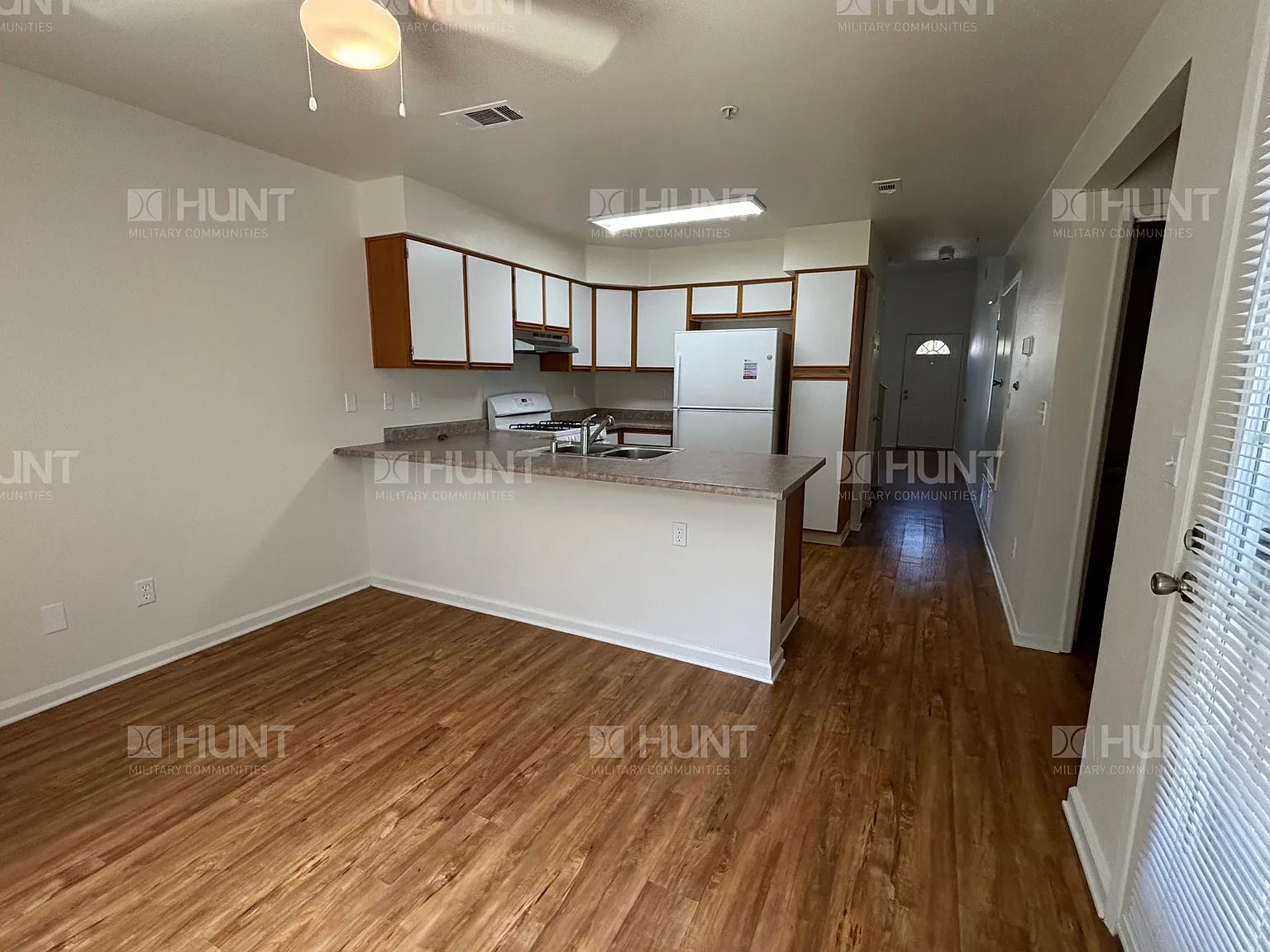 4 bed, 2.5 bath, 1960 sqft, $4,979 — Photo 2