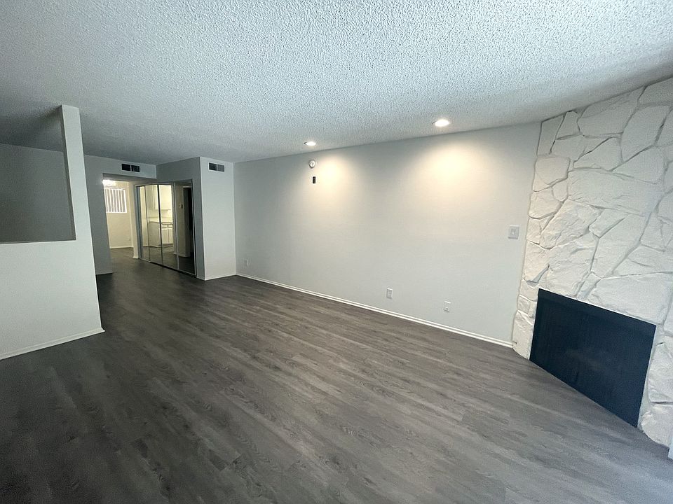 1st image of 10926 Huston St #105