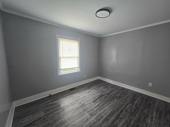 3rd image of 1545 Wellworth Ave
