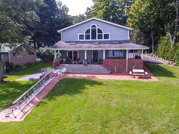 910 Latonka Dr, Mercer, PA 16137