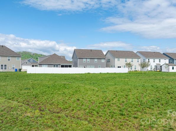 67 Thornberry Rd, Hendersonville, NC 28792