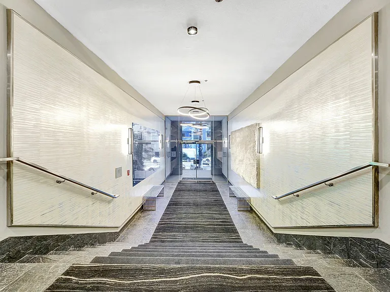 Montana Avenue — Photo 10