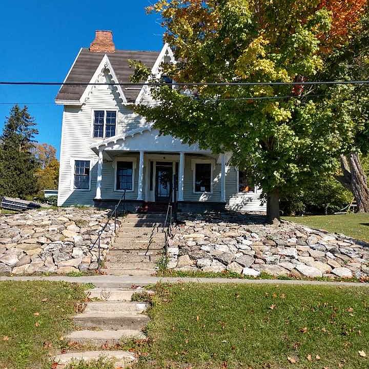 1st image of 304 Main St