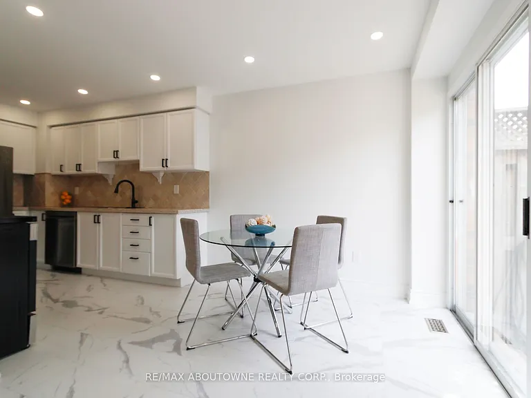 1114 Lindsay Dr — Photo 17