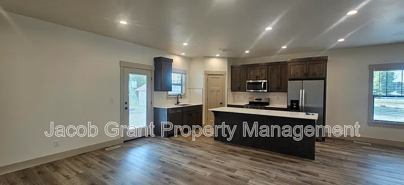 3 bed, 2.0 bath, 1605 sqft, $1,995 — Photo 4