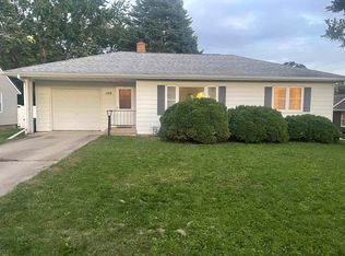 109 Sunset St, Waverly, IA 50677