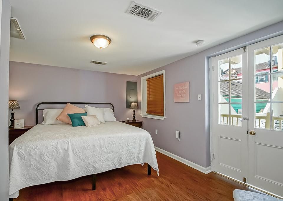 Full Sized New King Bed. New A./C Smart TV and Private Balcony overlooking courtyard