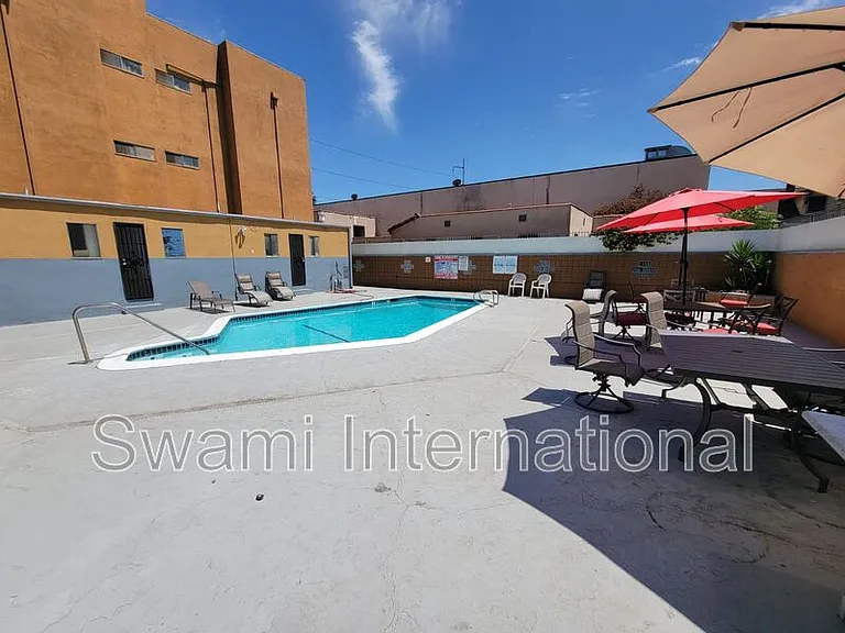 302 W Queen St #24 — Photo 14