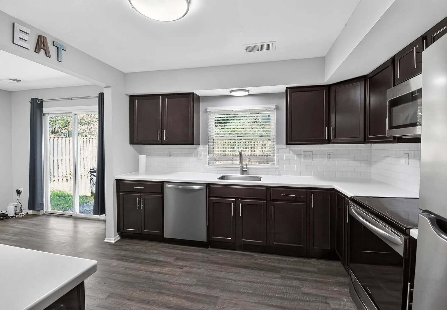 3 bed, 2.0 bath, 1188 sqft, $2,350 — Photo 3