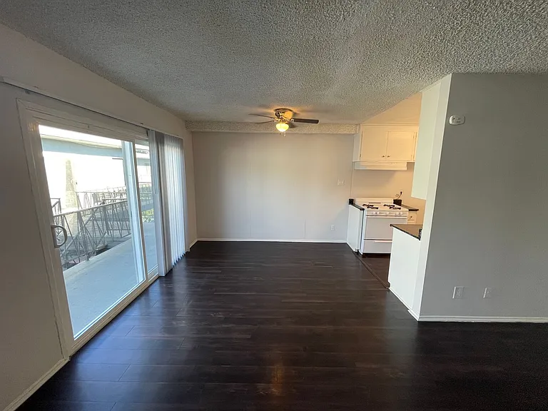 21827 Lanark St — Photo 3
